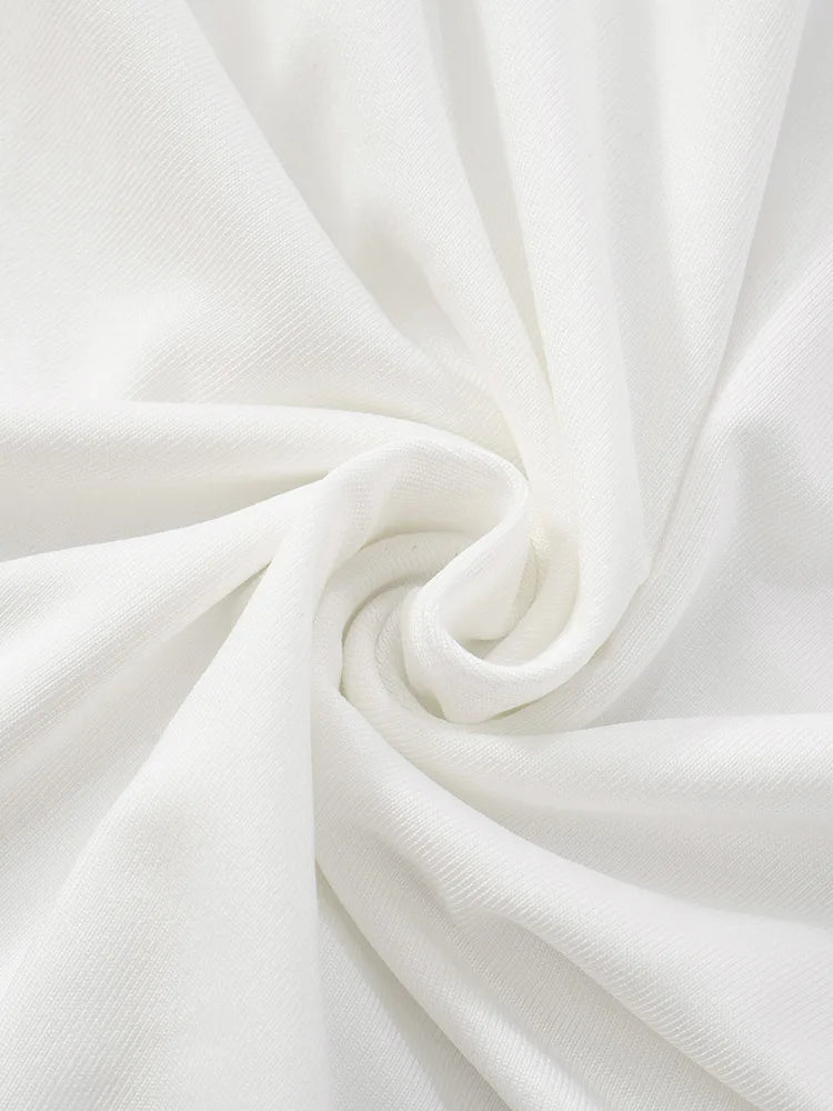 Mini Vestido Negro con Escote Plunging y Detalle Dorado