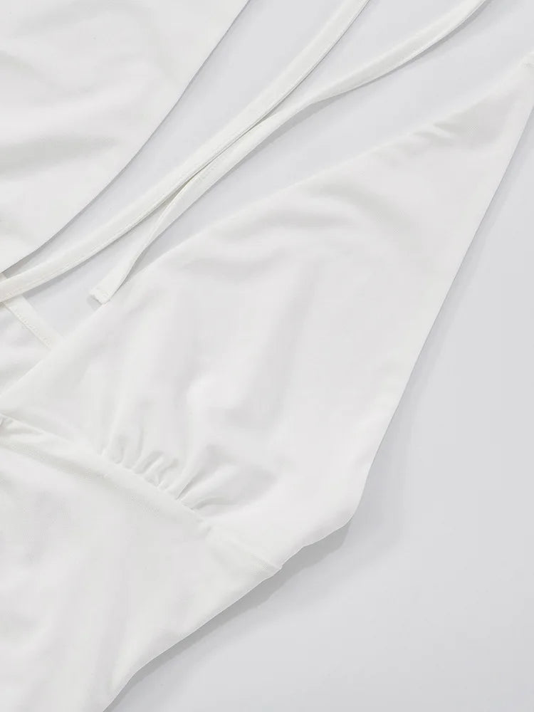 Mini Vestido Negro con Escote Plunging y Detalle Dorado