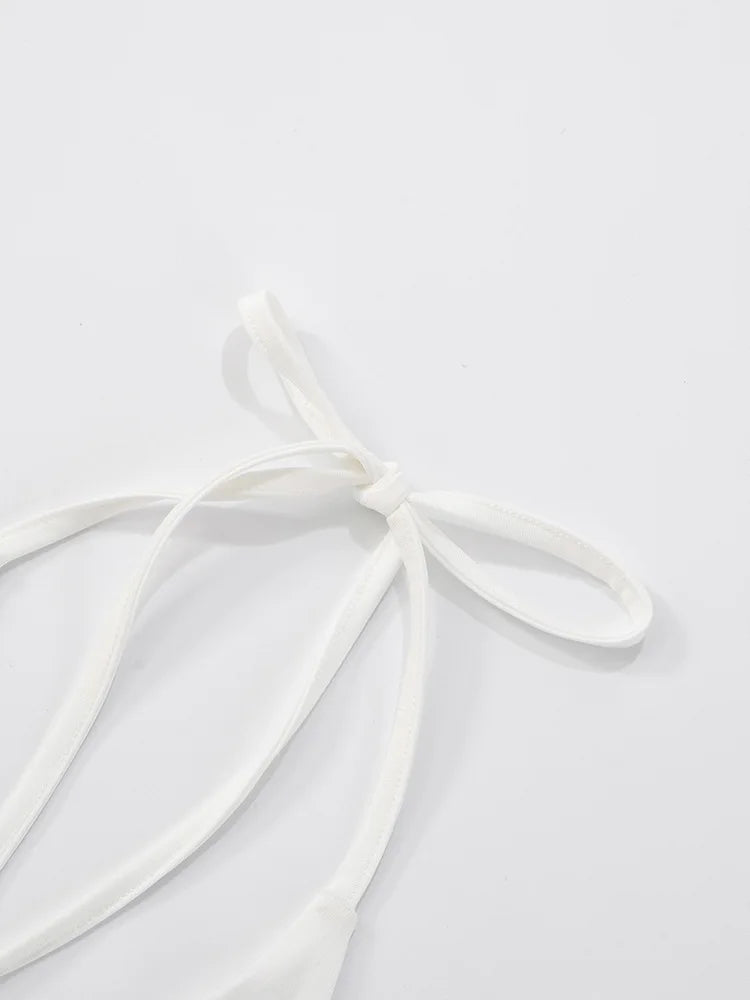 Mini Vestido Negro con Escote Plunging y Detalle Dorado