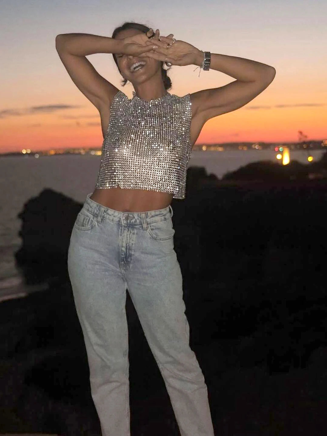 Top Brillante con Cuello Cerrado