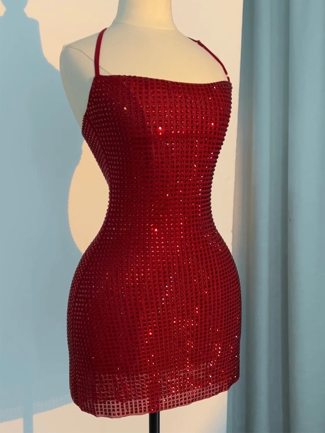 Vestido Brillante Atado al Cuello
