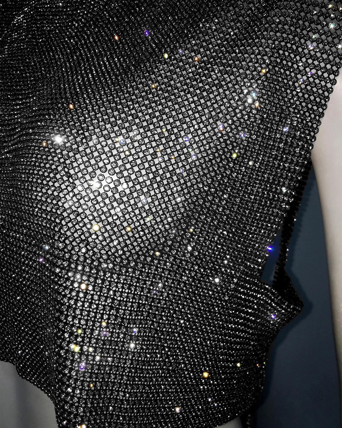 Top Brillante con Cuello Cerrado