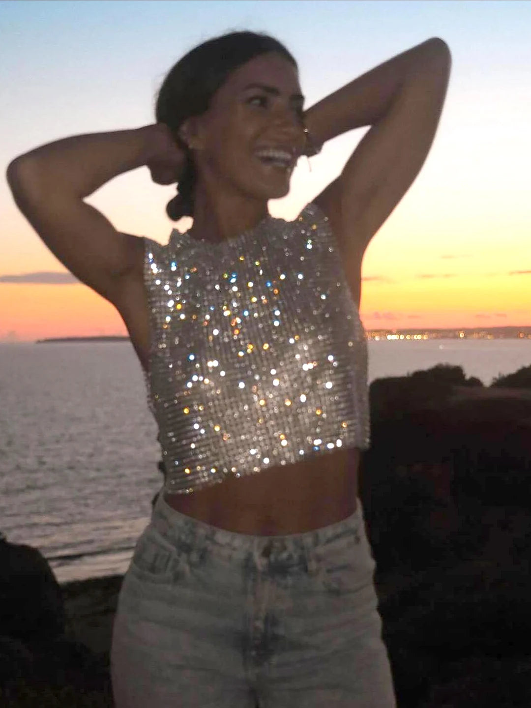 Top Brillante con Cuello Cerrado