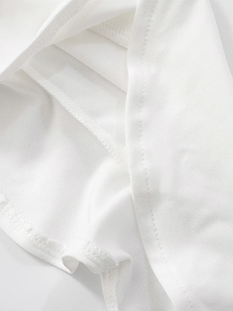 Mini Vestido Negro con Escote Plunging y Detalle Dorado