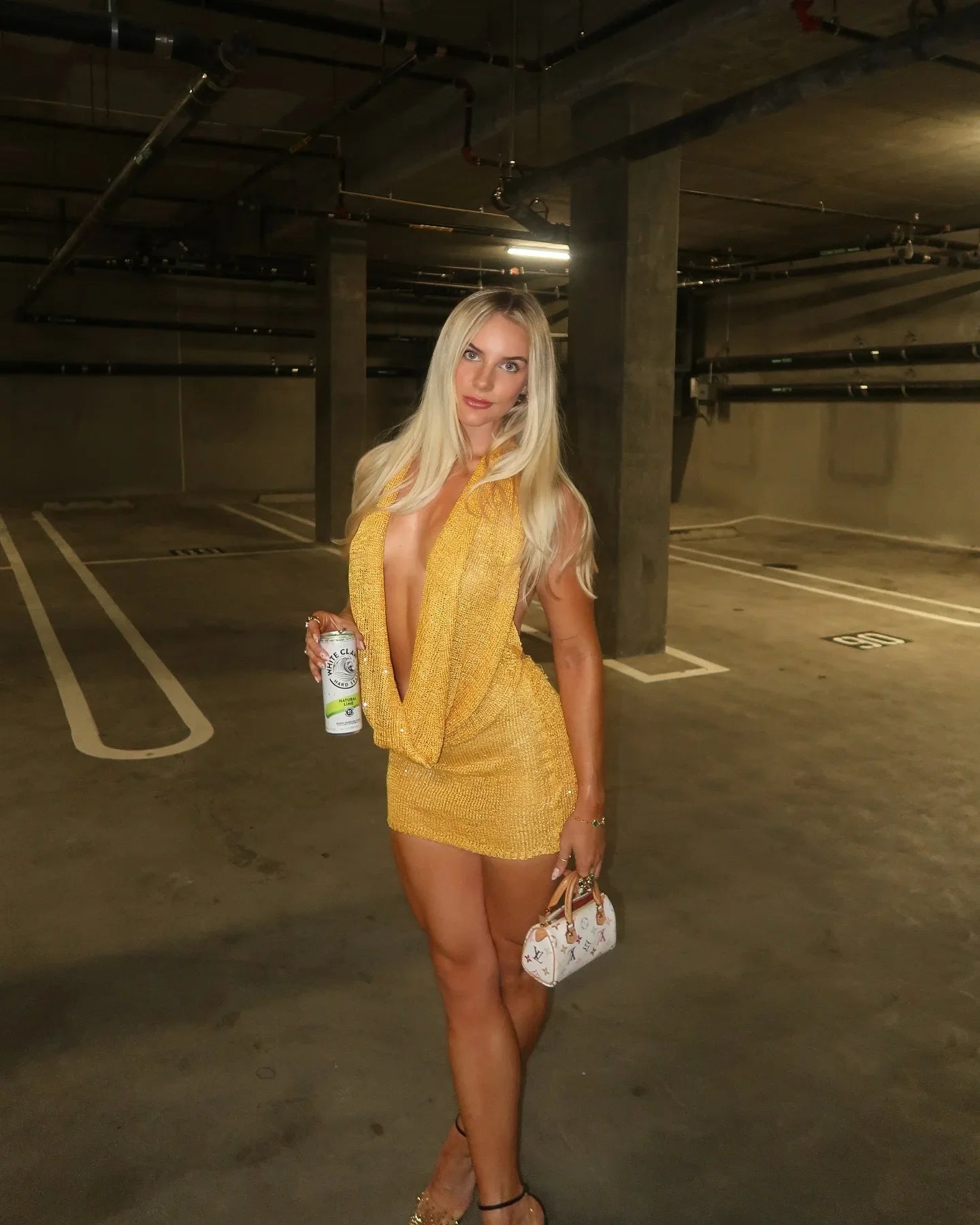 Vestido con Escote Profundo