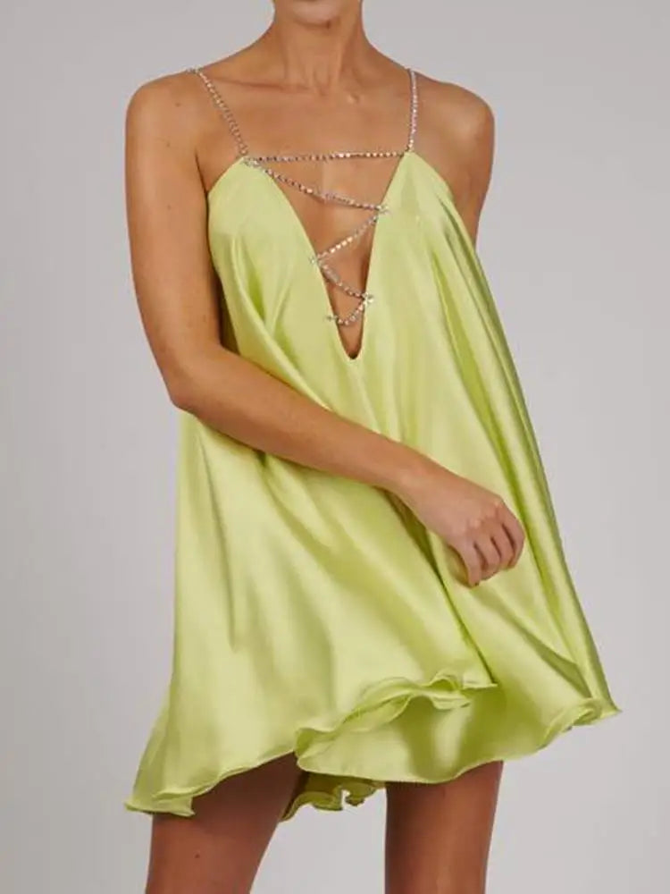 Vestido Mini con Efecto Satén y Escote Profundo