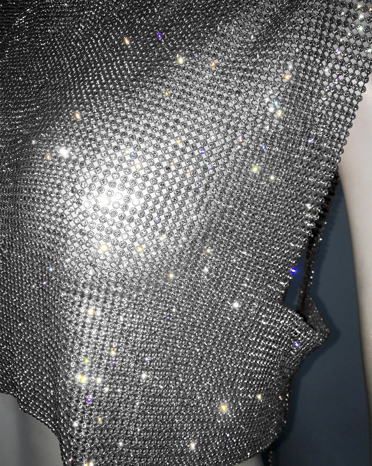 Top Brillante con Cuello Cerrado