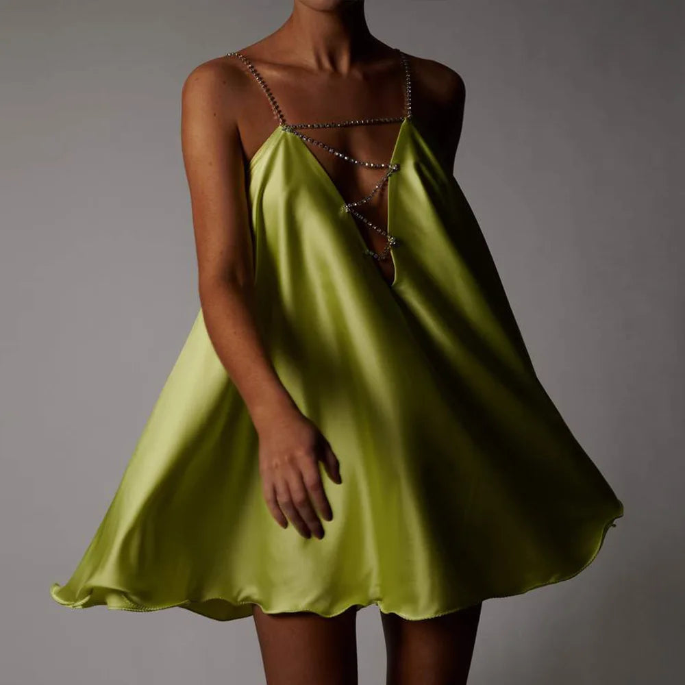 Vestido Mini con Efecto Satén y Escote Profundo