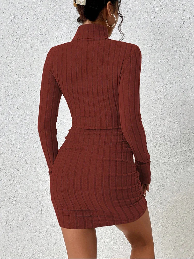 Vestido Corto de Cuello Alto