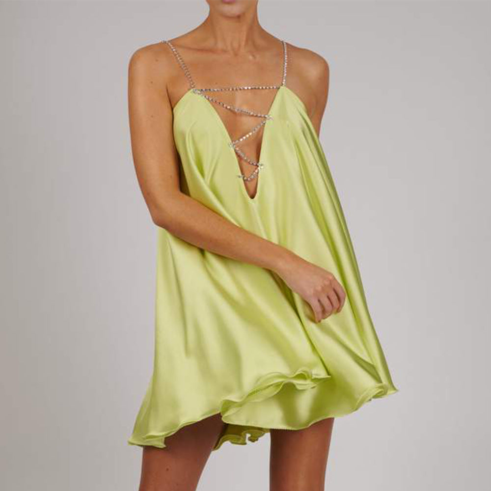 Vestido Mini con Efecto Satén y Escote Profundo